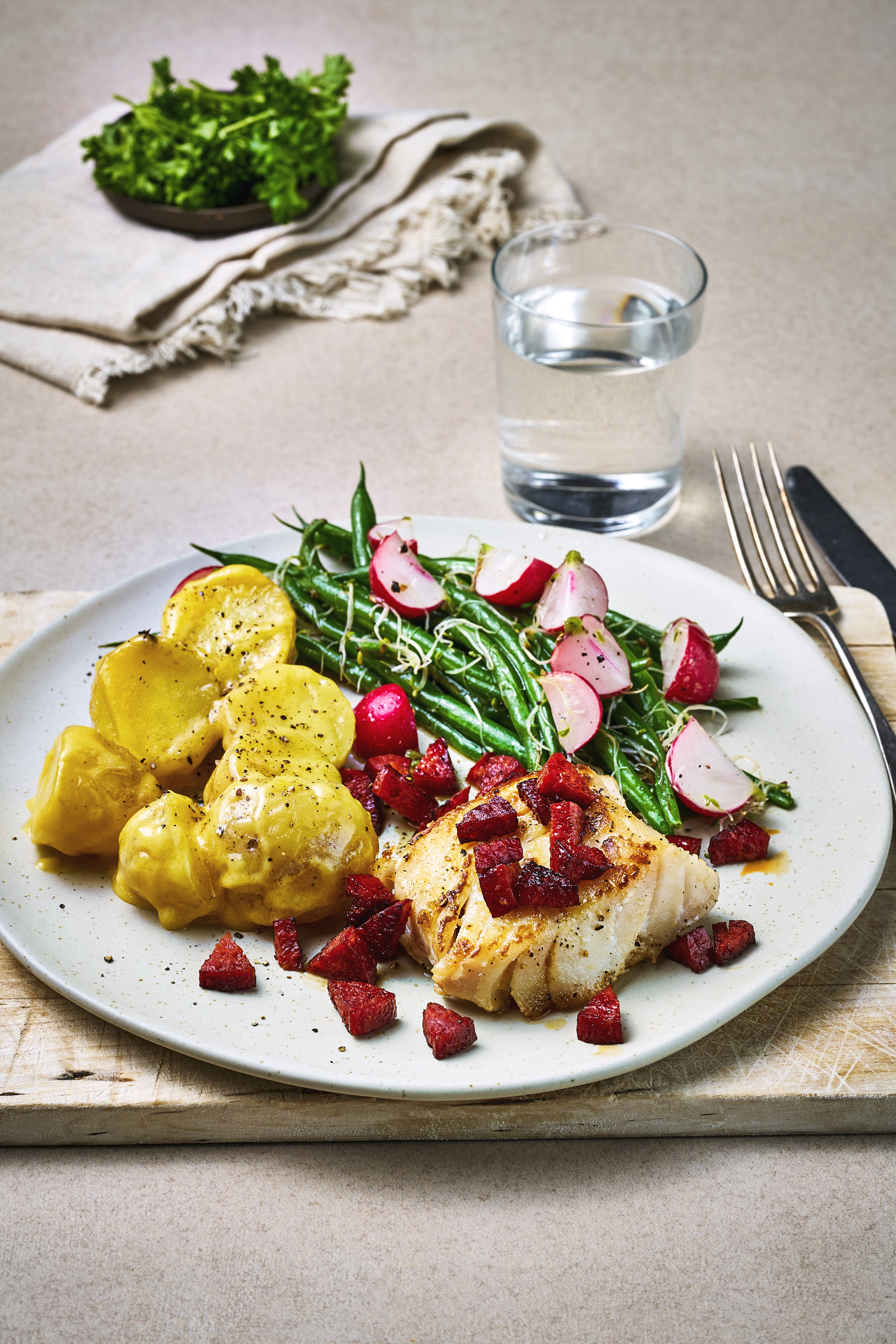 Stekt torskefilet med chorizo og lun potetsalat