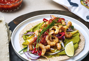 Wraps med reketaco og salat på tallerken