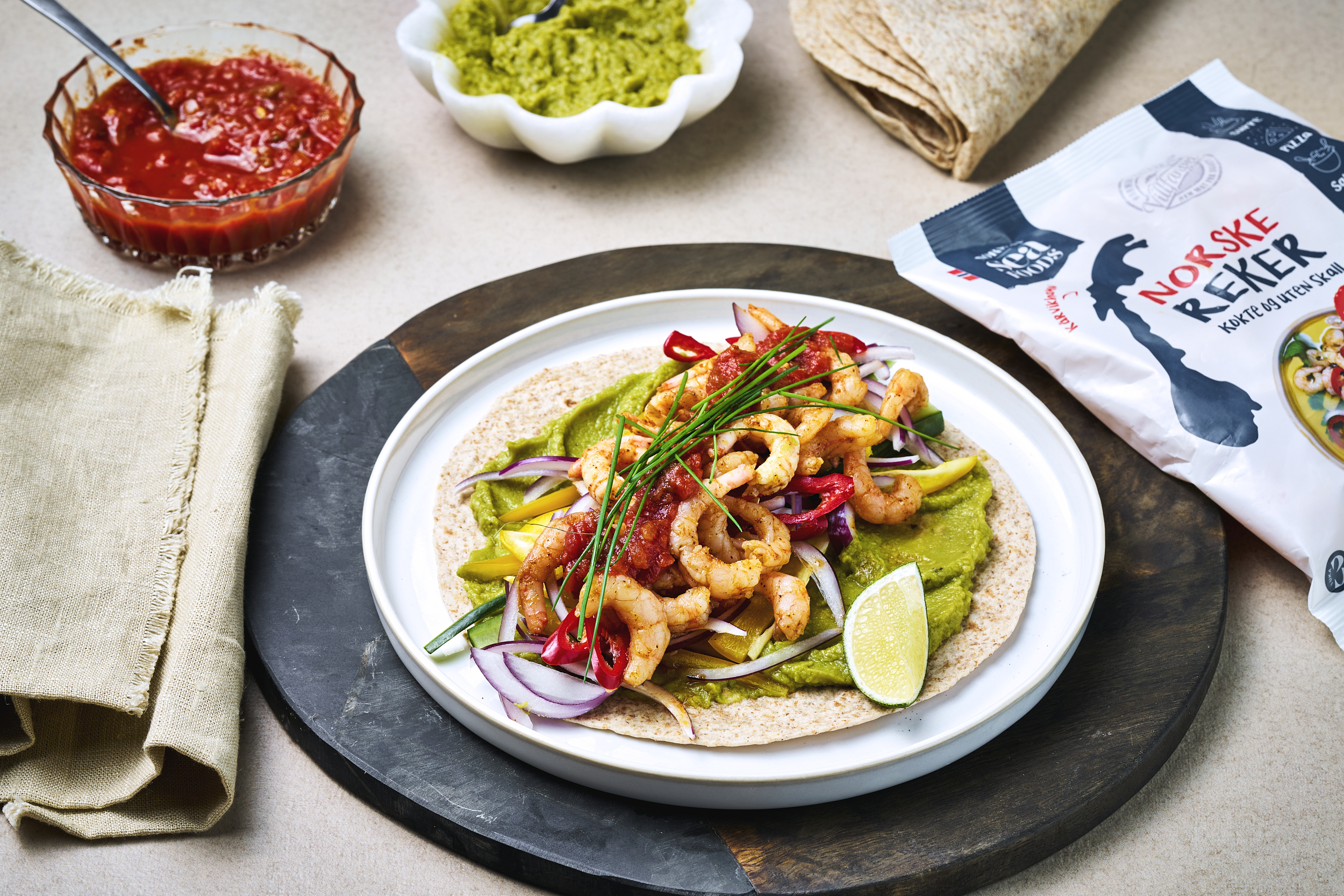 Wraps med reketaco og salat på tallerken