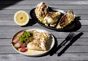 Grillet torsk med sommerkål, nepe og reddik