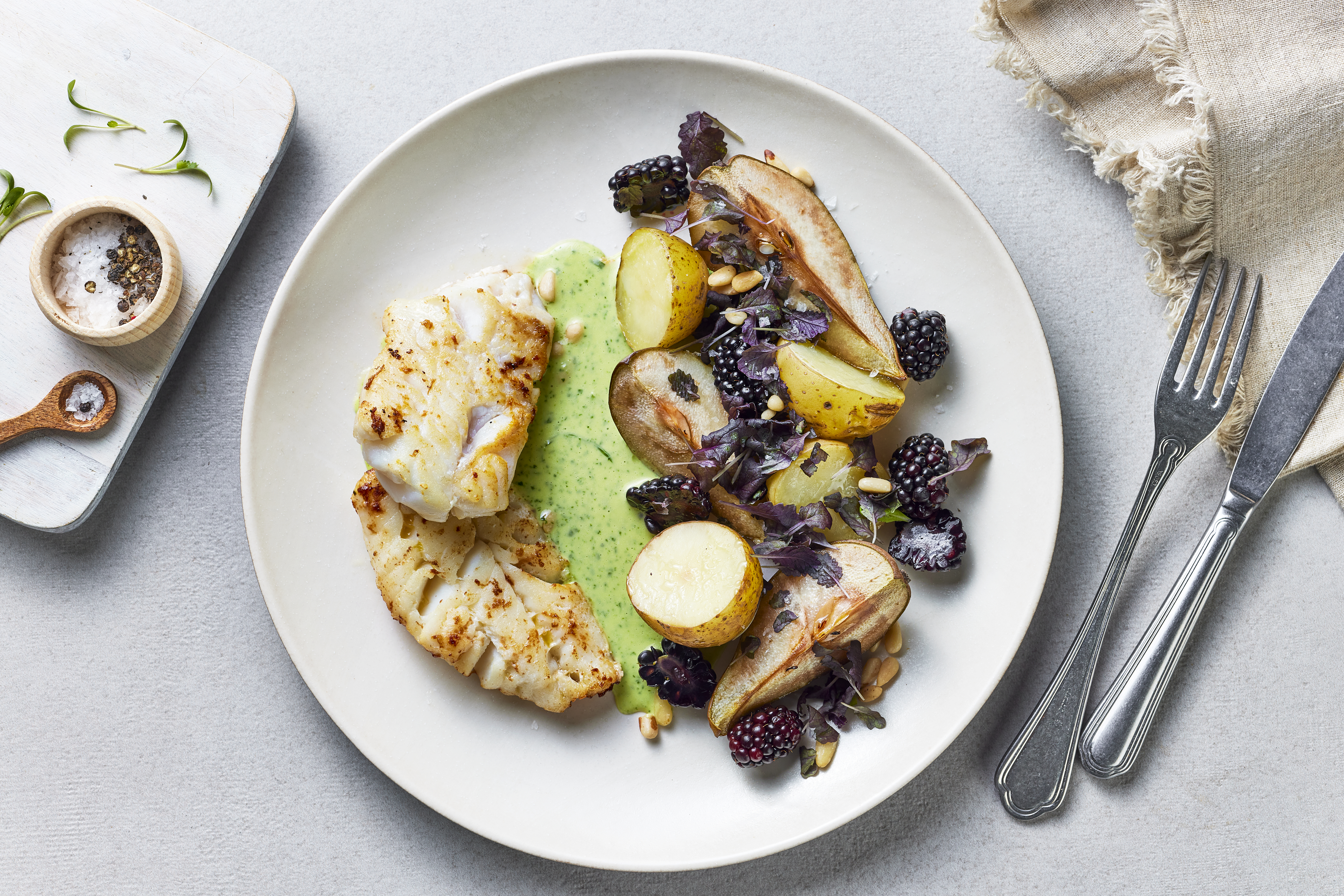 Ovnsbakt torsk med pære, potet og urtesmørsaus