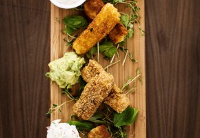 Fiskefingre av torskeloin med snøfrisk og chilidip