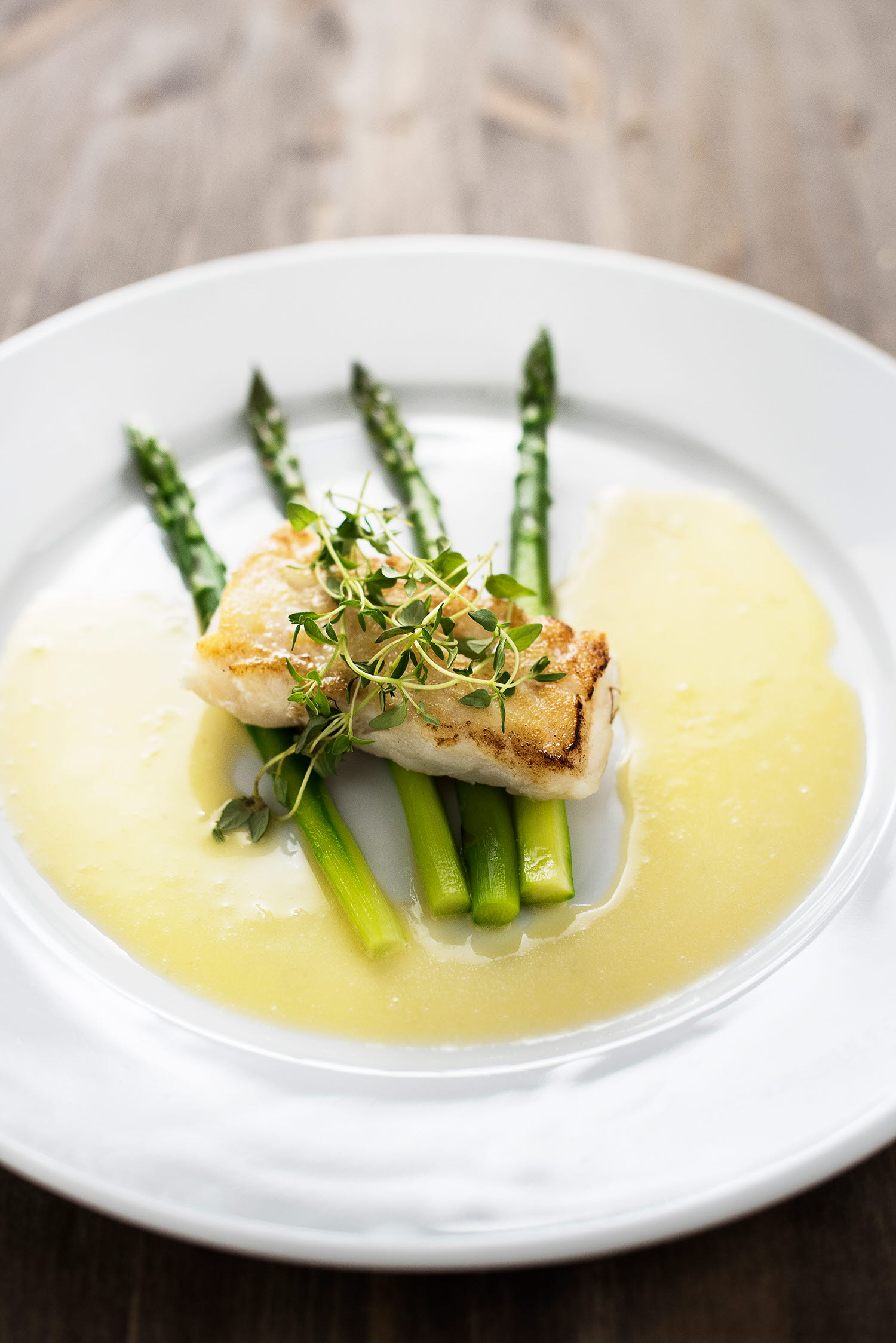 Grillet torskeloin med asparges og smørsaus