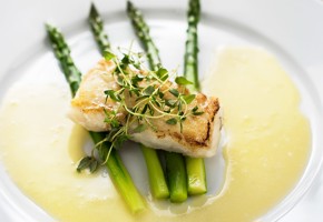 Grillet torskeloin med asparges og smørsaus