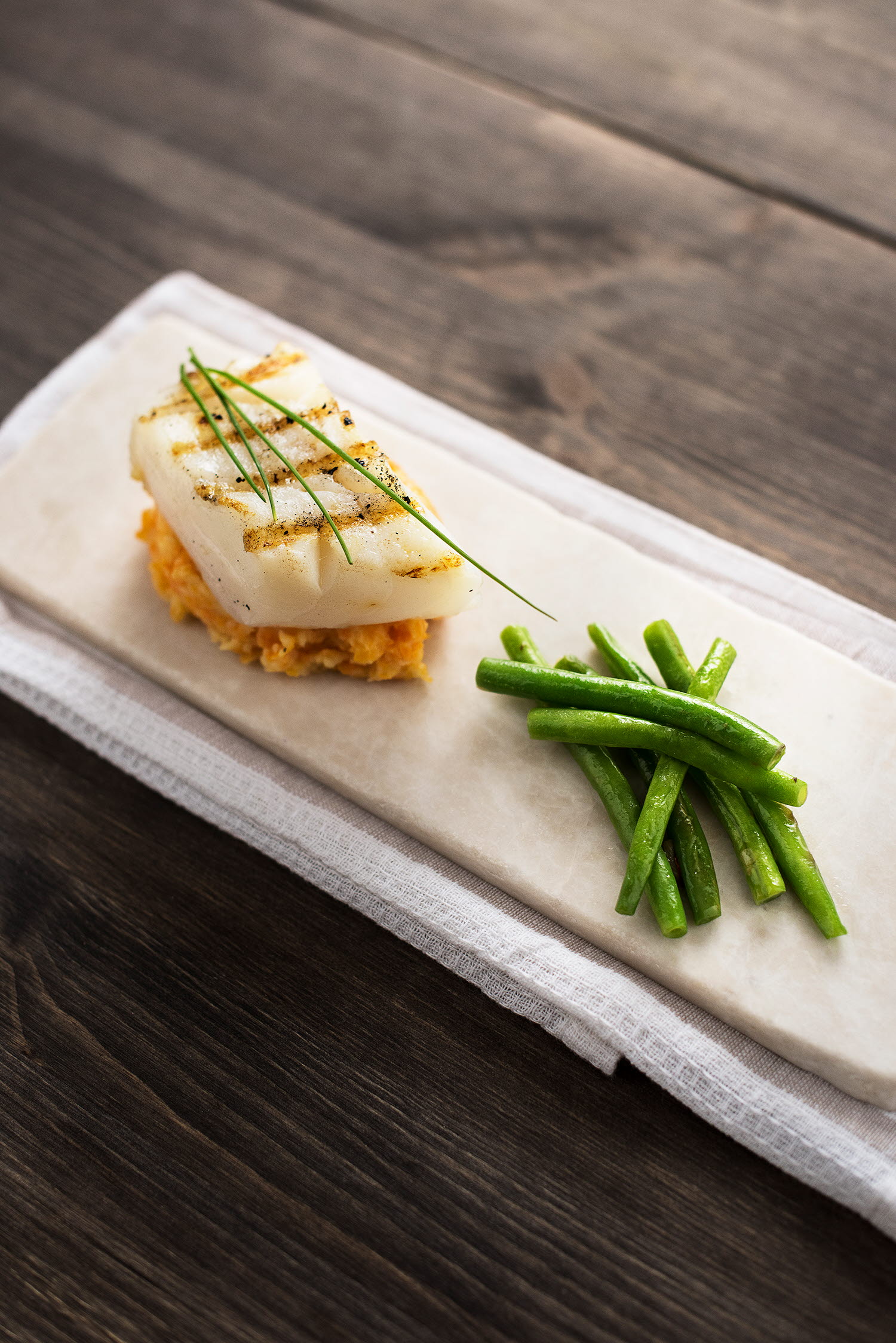 Grillet torskeloin med søtpotetmos og aspargesbønner