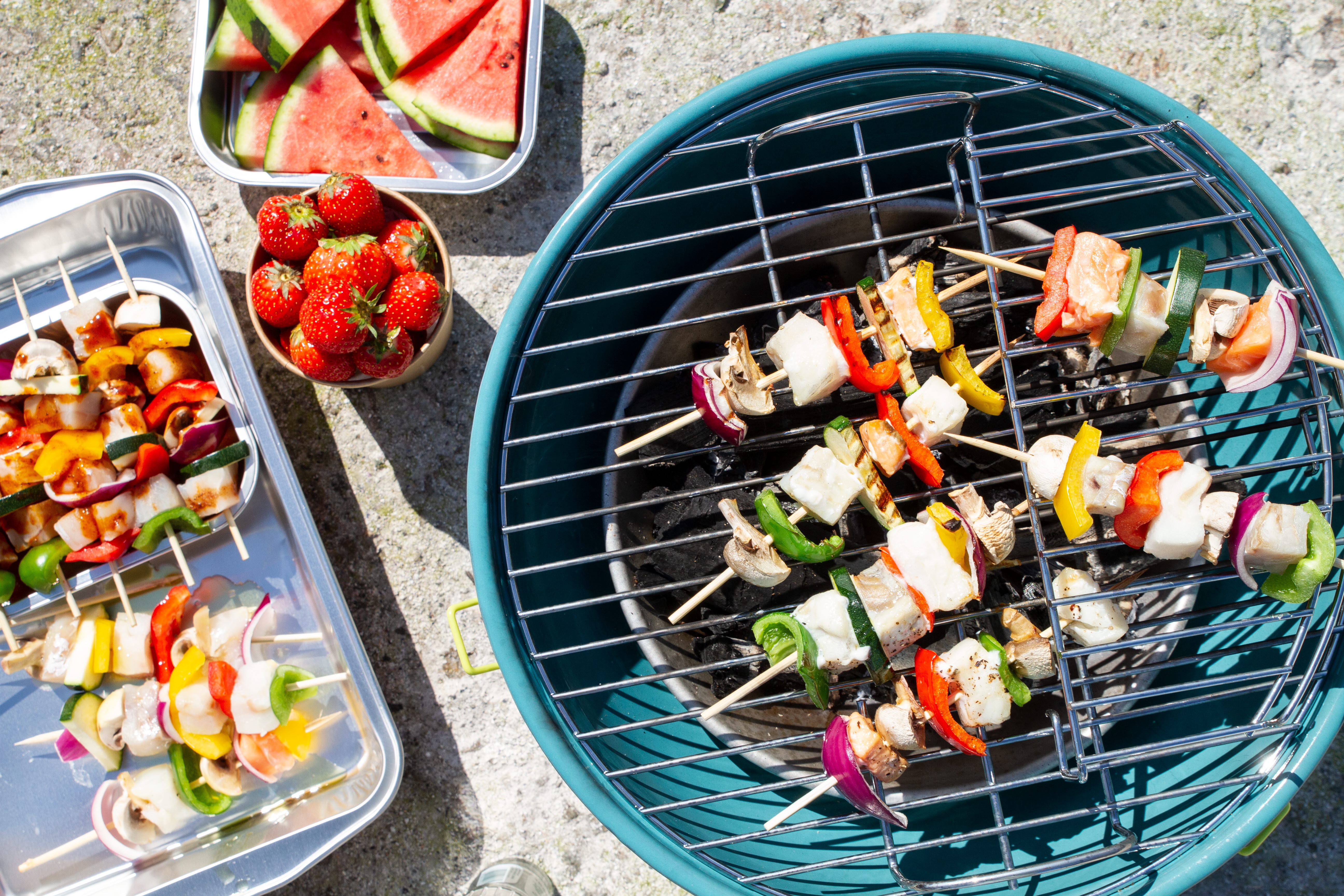 Fisketerninger på grillspyd med grønnsaker og frukt