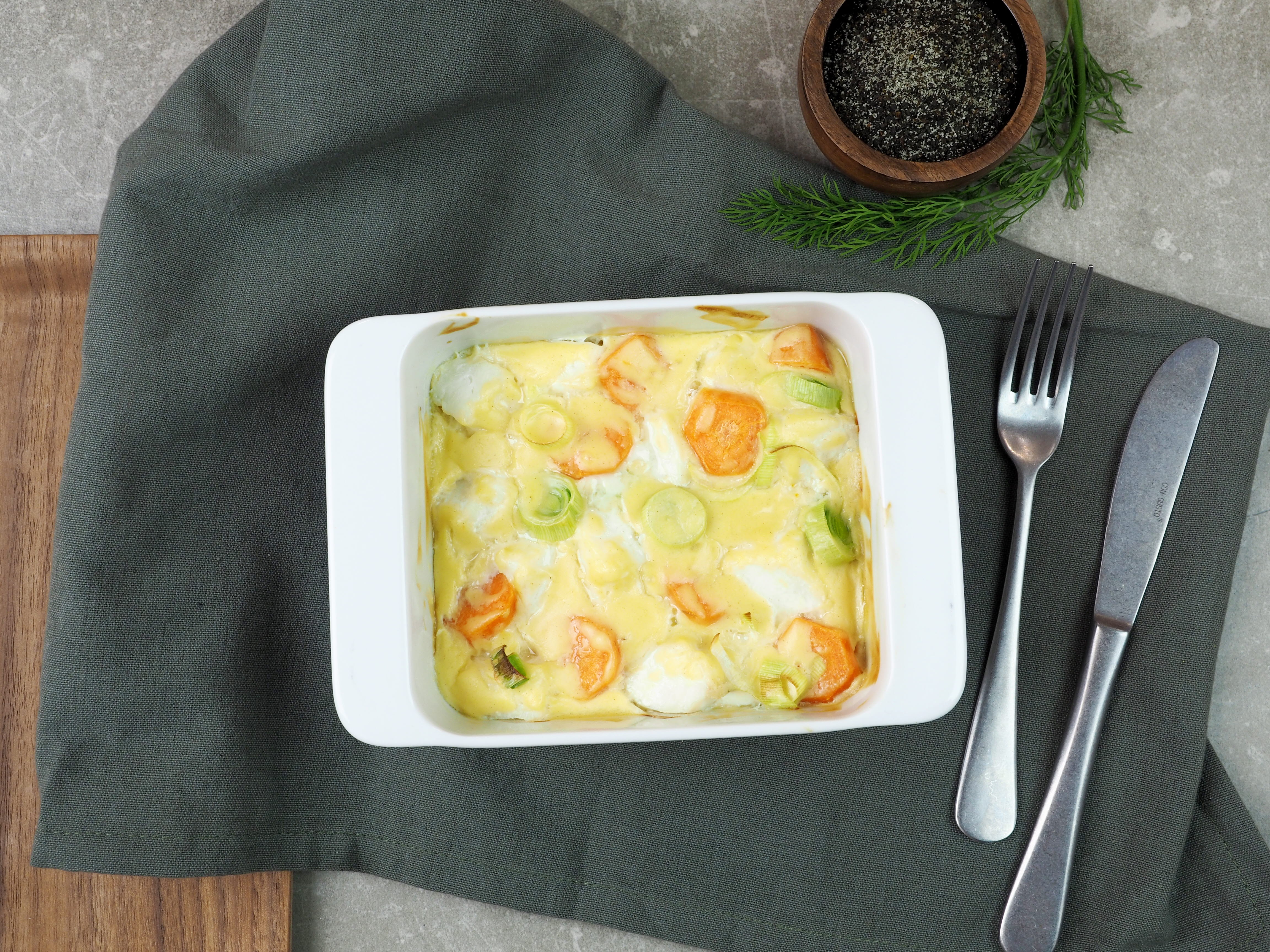 Ovnsbakt torsk med grønnsaker og hvit saus