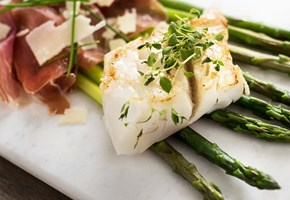 Ovnsbakt torskeloin med frisk asparges og serranoskinke