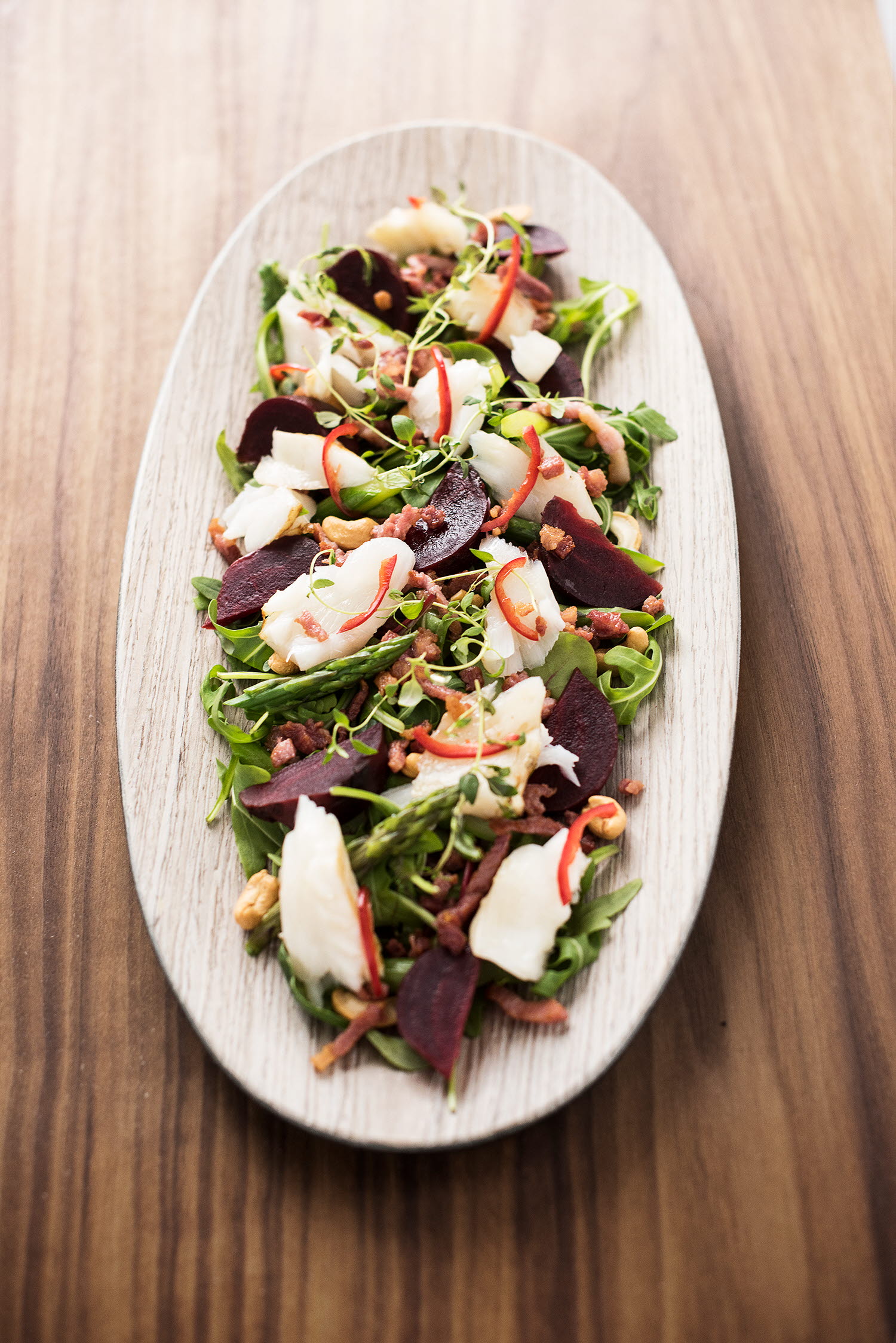 Salat av lettsaltet torskeflak, rødbeter og bacon