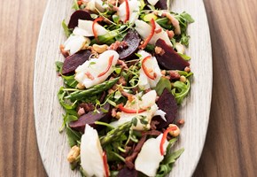 Salat av lettsaltet torskeflak, rødbeter og bacon