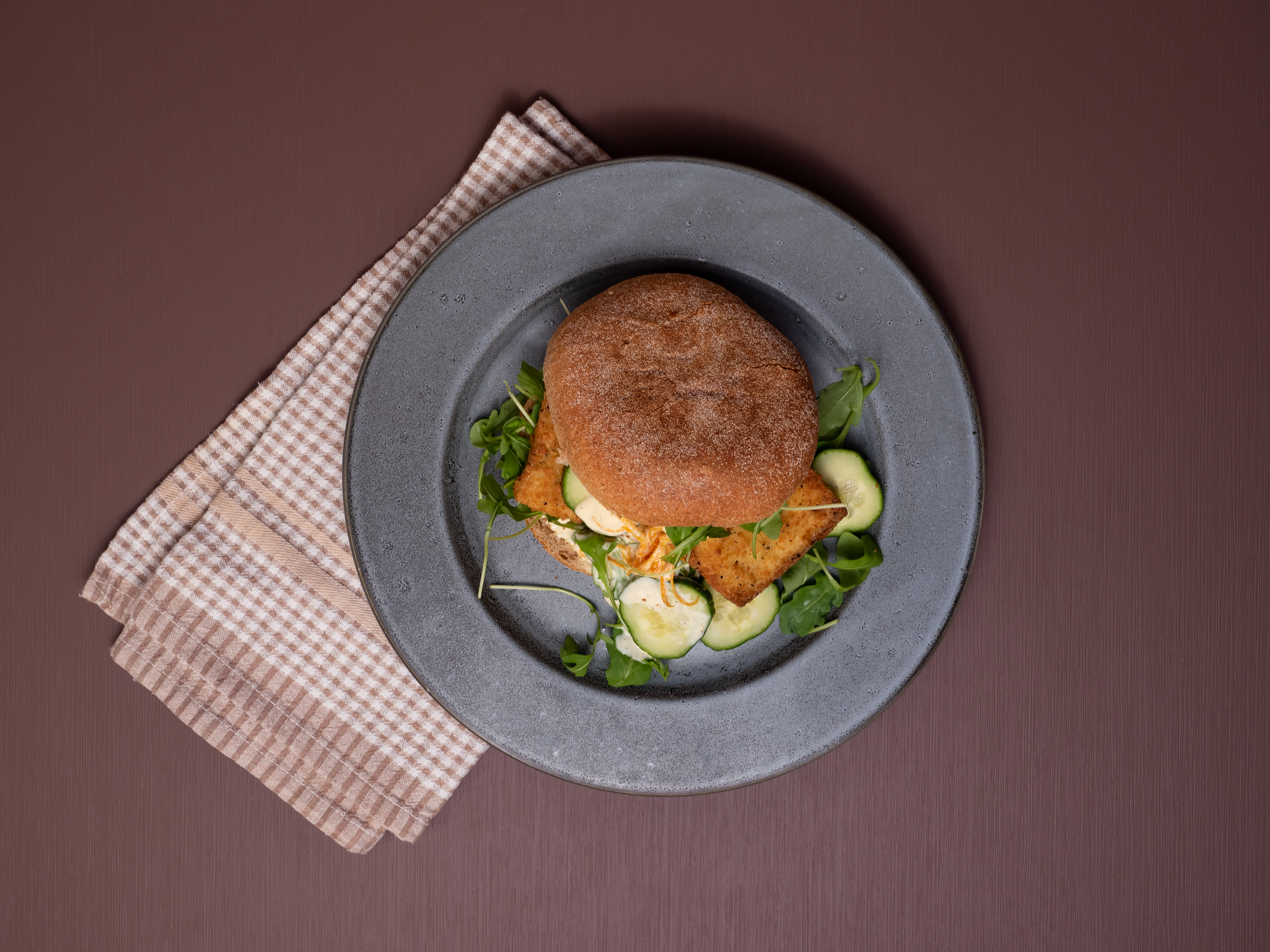 Burger med Sprø Torsk, appelsinmajones og salat