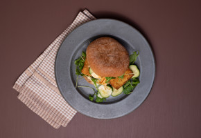 Burger med Sprø Torsk, appelsinmajones og salat