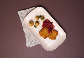 Sprø torsk med rødløkskompott, minipotet og urteolje