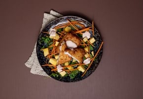 Sprø Tempurapanett med chilirømme og fargerik salat