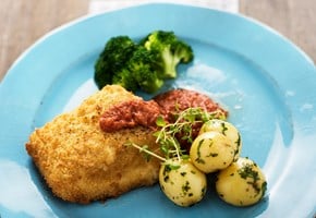 Sprø torsk med brokkoli, tomatsalsa og nypotet