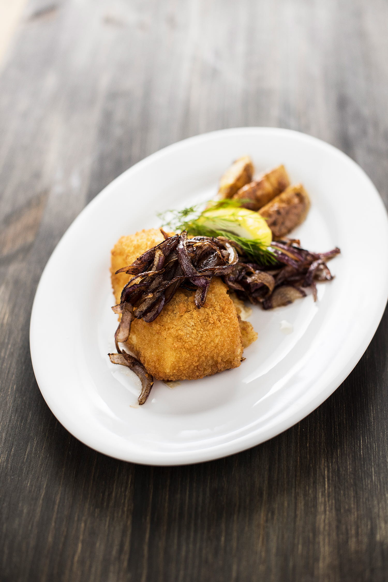 Sprø torsk med glasert løk og potetbåter