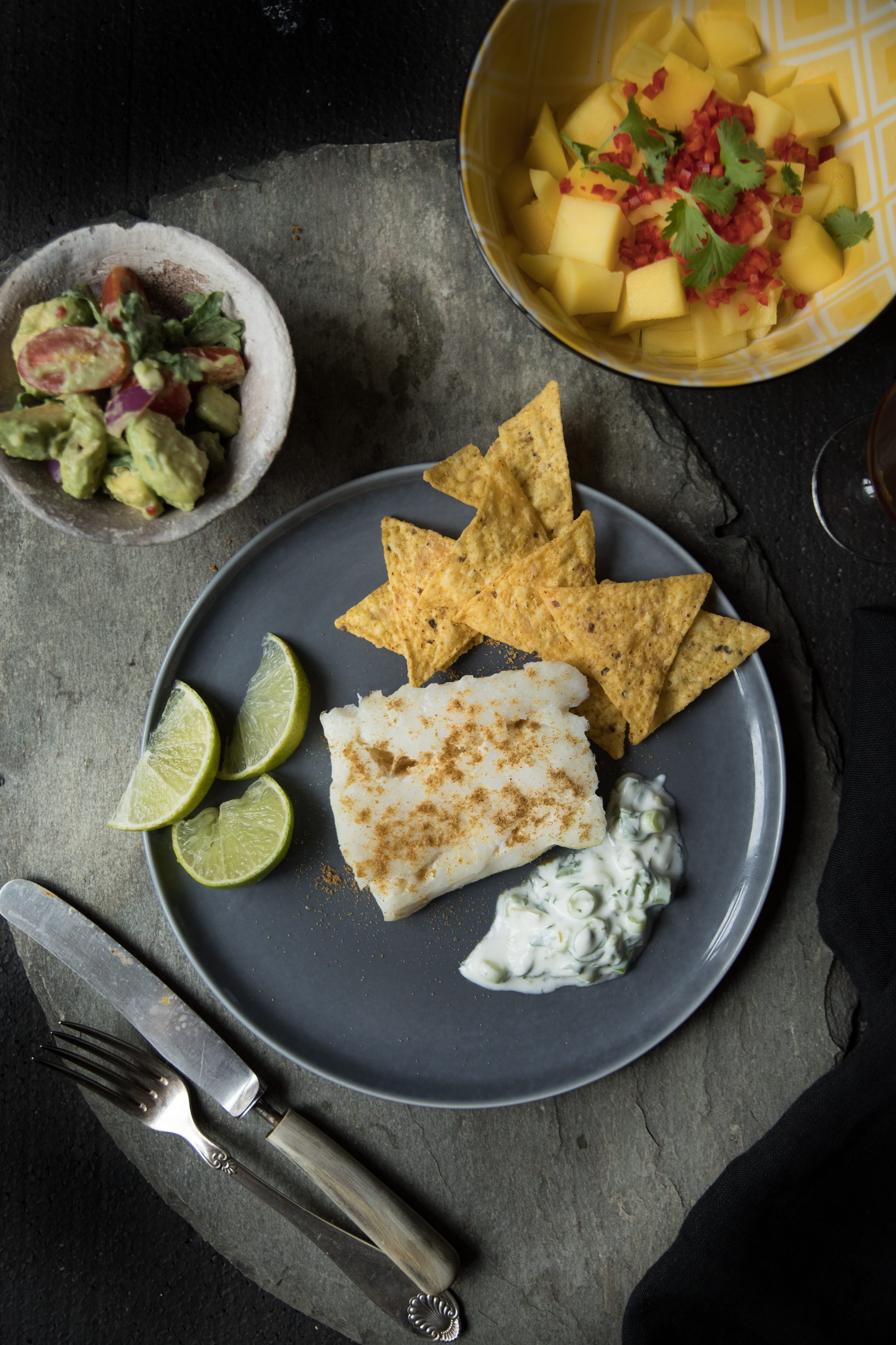 Torsk med nachos, avokadosalat og limedressing