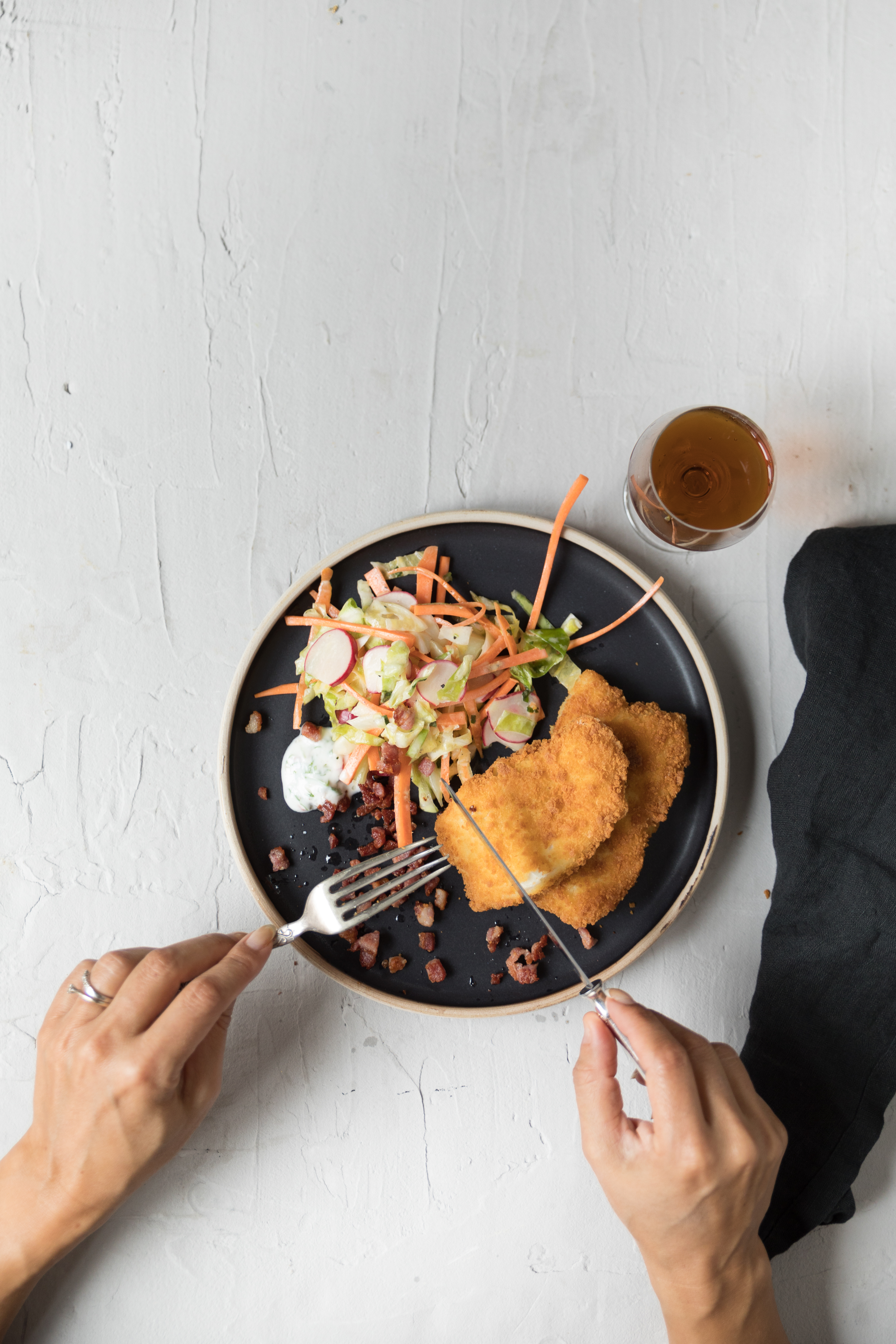 Glutenfri panert fiskeprodukt med grønnsaker på tallerken
