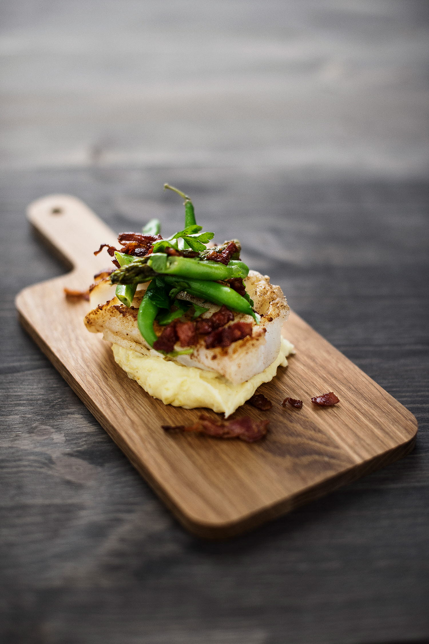 Torskeloin med sellerikrem, bønnesalat og bacon