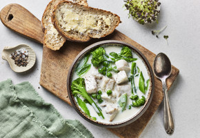 Kremet fiskesuppe med brokkolini og sukkererter