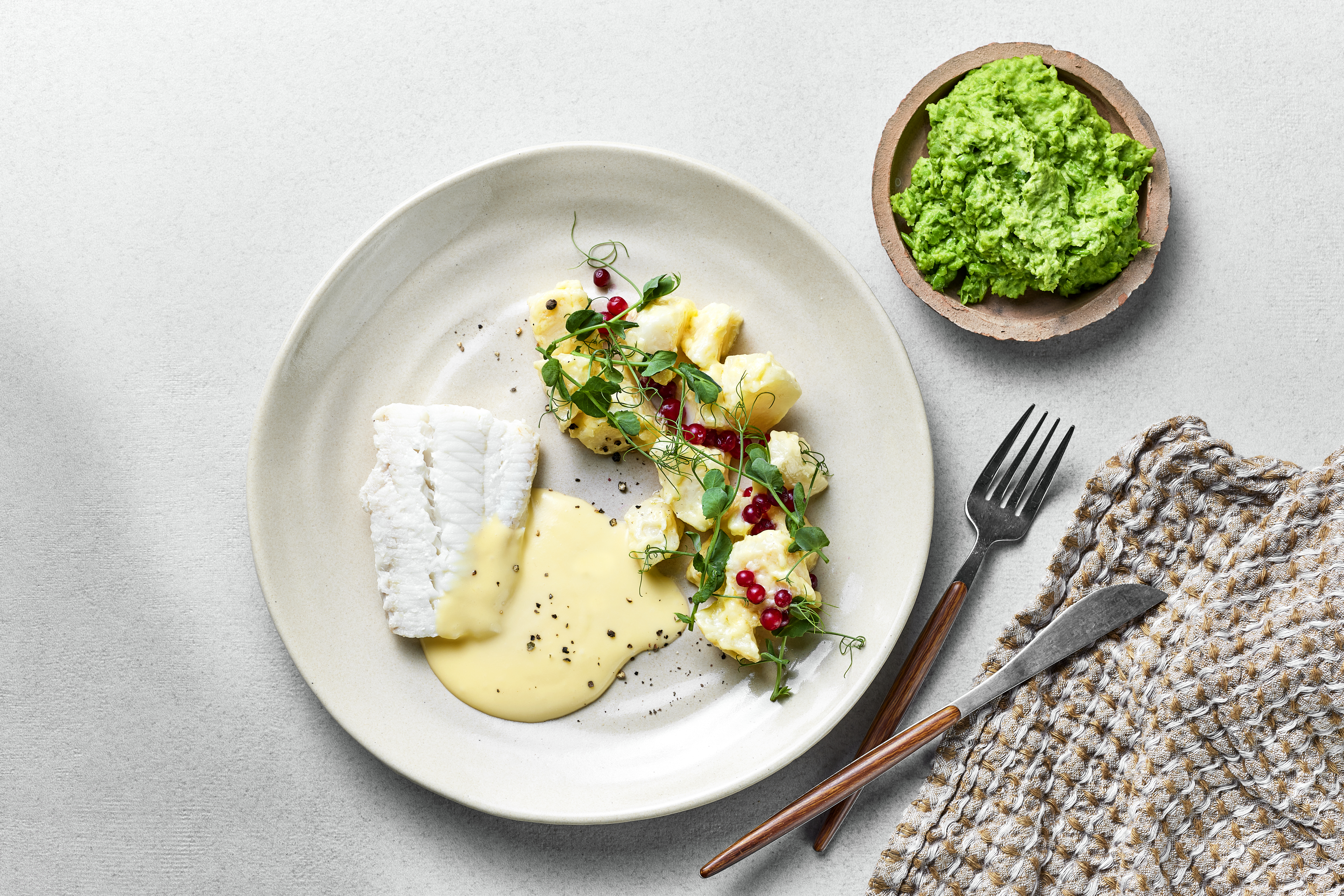 Melkesaltet torsk med karamellisert sellerirot, ertepuré og smørsaus